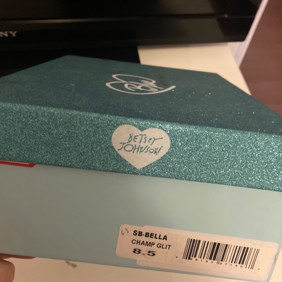 8.5 Almost new. Betsey Johnson Pump. Gold sparkle / baby blue bottoms - Picture 5 of 6